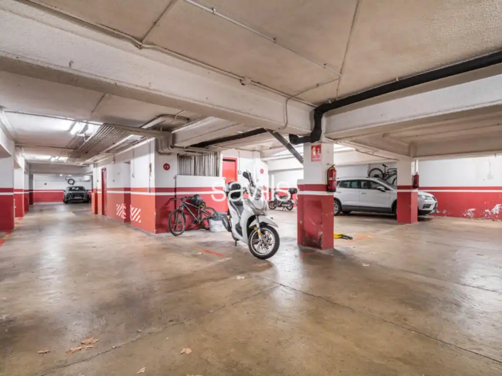 Parking de Apartamento en venta en Barcelona con Balcón
