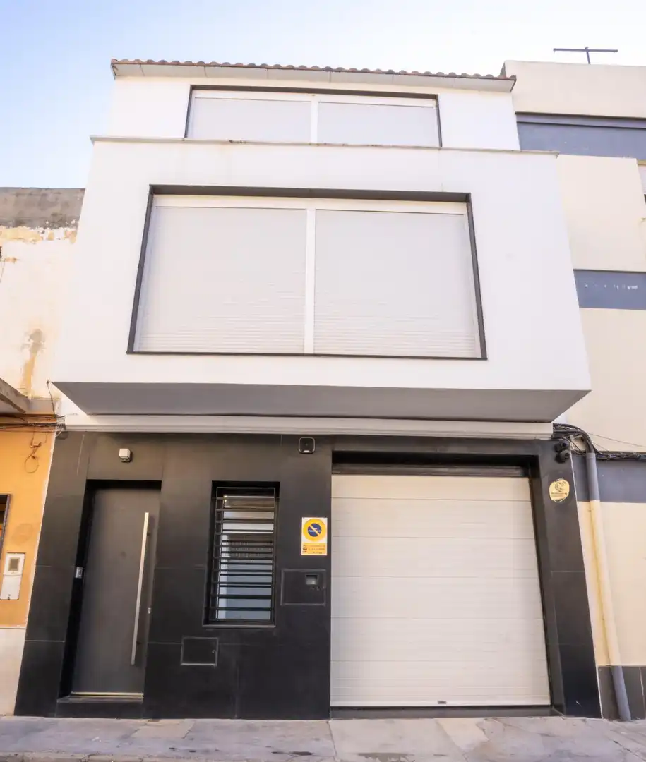 Vista exterior de Casa o xalet en venda en L'Alcúdia amb Aire condicionat, Terrassa i Piscina