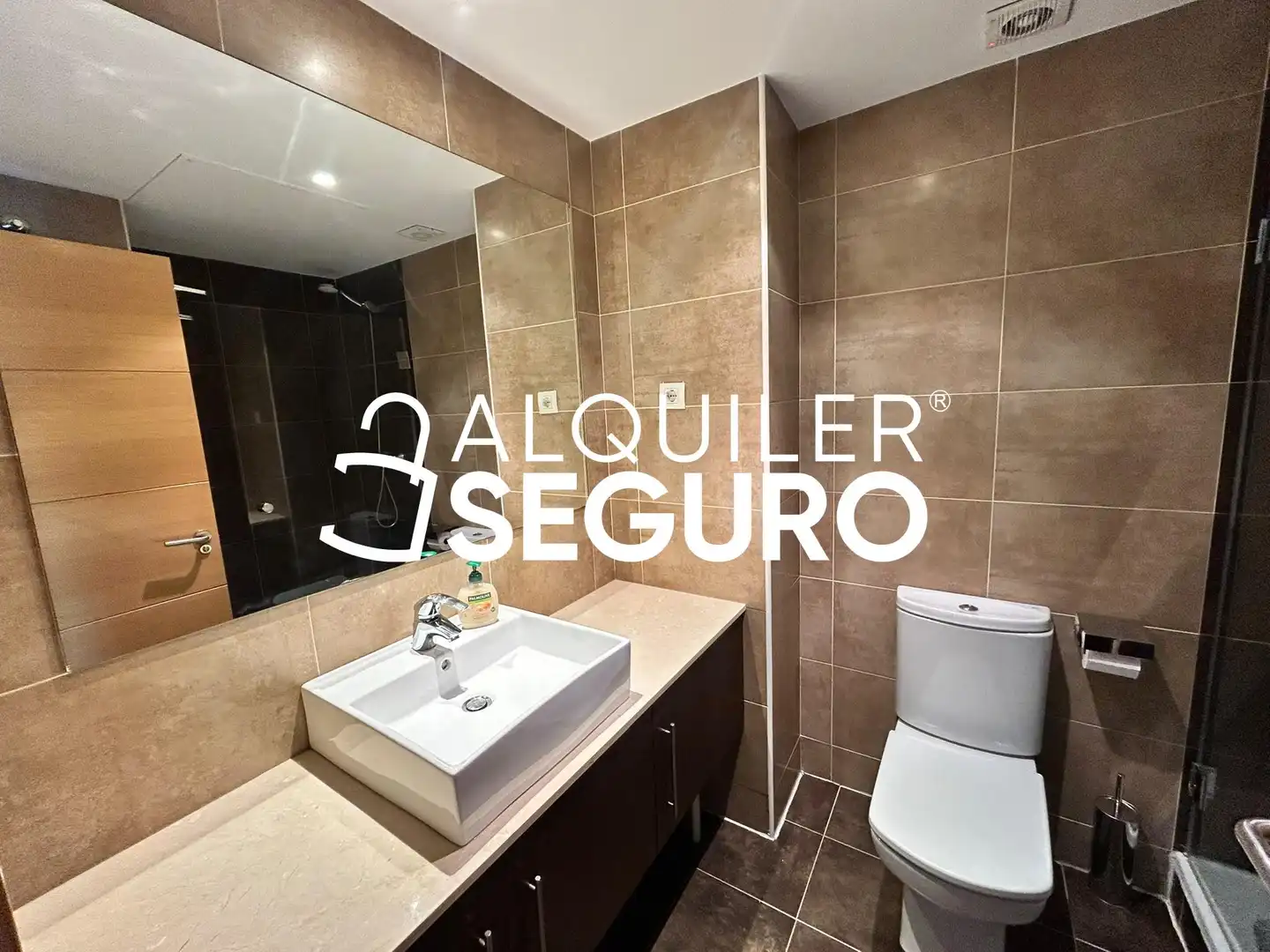 Baño de Estudio de alquiler en Madrid con Aire acondicionado, Calefacción y Trastero
