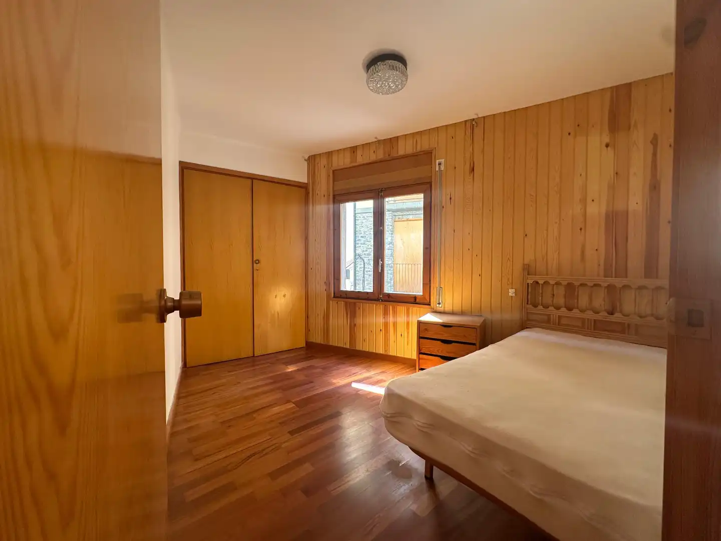 Schlafzimmer von Wohnung zum Verkauf in Sort mit Heizung, Parkett und Möbliert