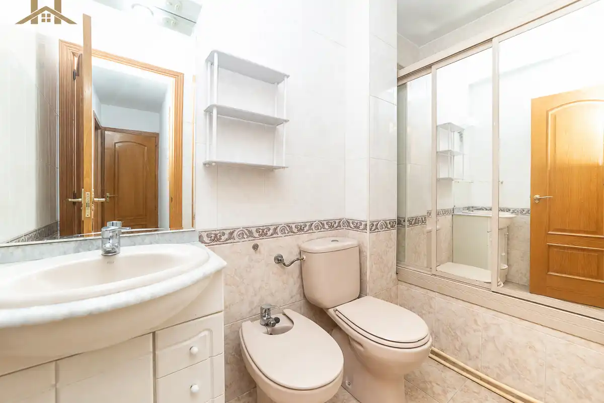 Bathroom of Flat for sale in Leganés
