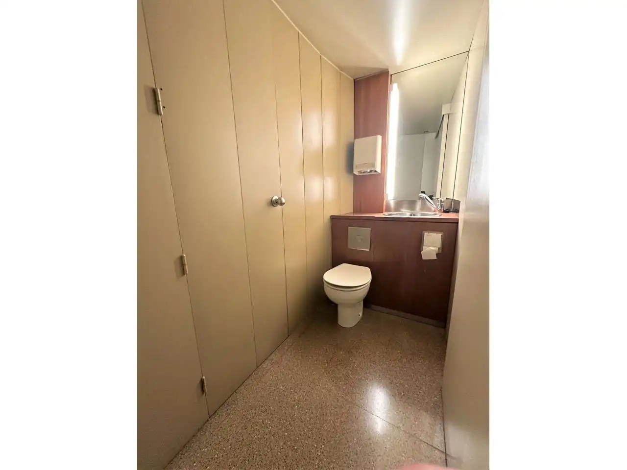 Baño de Local en venta en Girona con Aire acondicionado