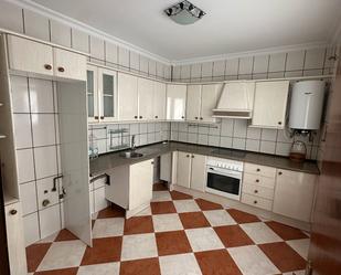 Cuina de Casa adosada en venda en Utrera amb Aire condicionat