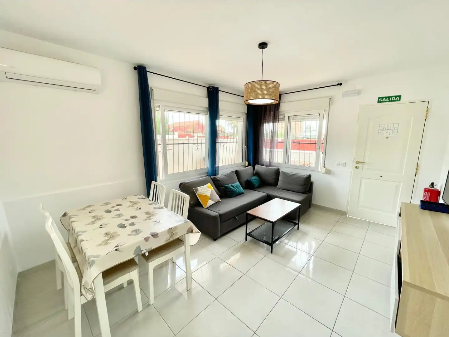 Sala d'estar de Apartament de lloguer en Torrevieja amb Aire condicionat, Calefacció i Terrassa