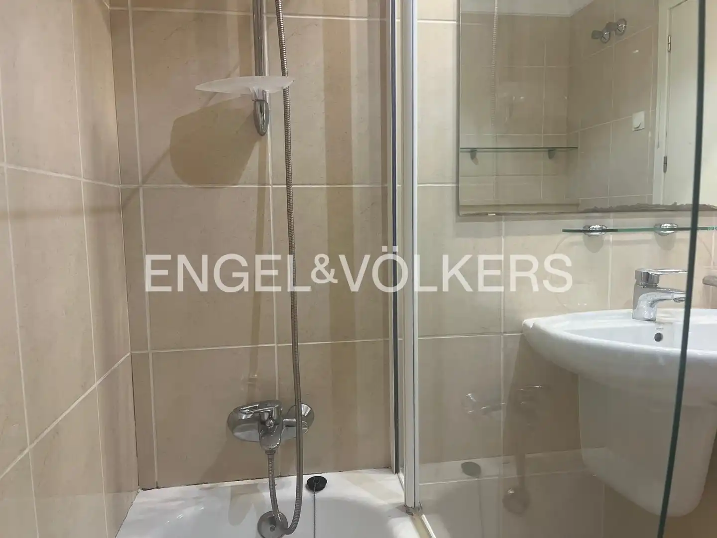 Baño de Casa adosada de alquiler en Oliva con Aire acondicionado, Calefacción y Jardín privado