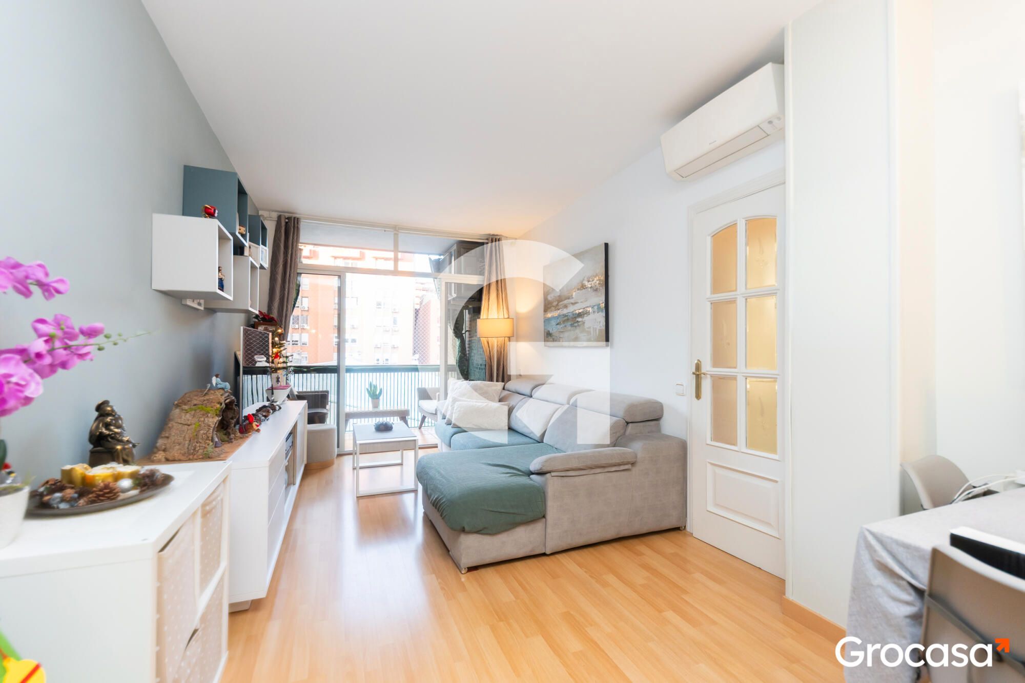 Living room of Flat for sale in L'Hospitalet de Llobregat  with Air Conditioner, Heating and Oven