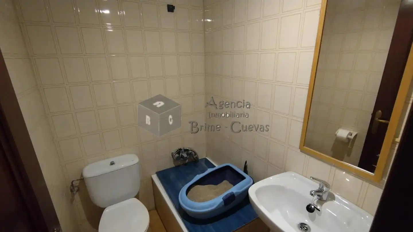 Bany de Pis en venda en Oviedo  amb Calefacció i Terrassa