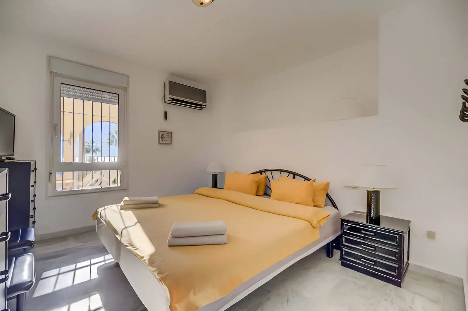 Habitación de Planta baja en venta en Benalmádena con Aire acondicionado, Terraza y Piscina