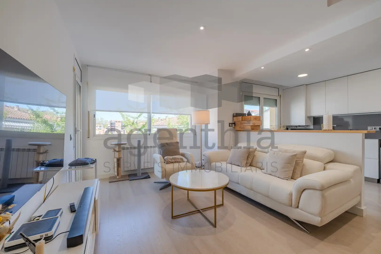 Living room of Flat for sale in Girona  with Air Conditioner, Heating and Balcony