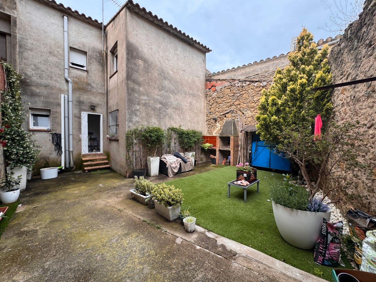 Vista exterior de Finca rústica en venda en Jafre amb Calefacció, Terrassa i Balcó