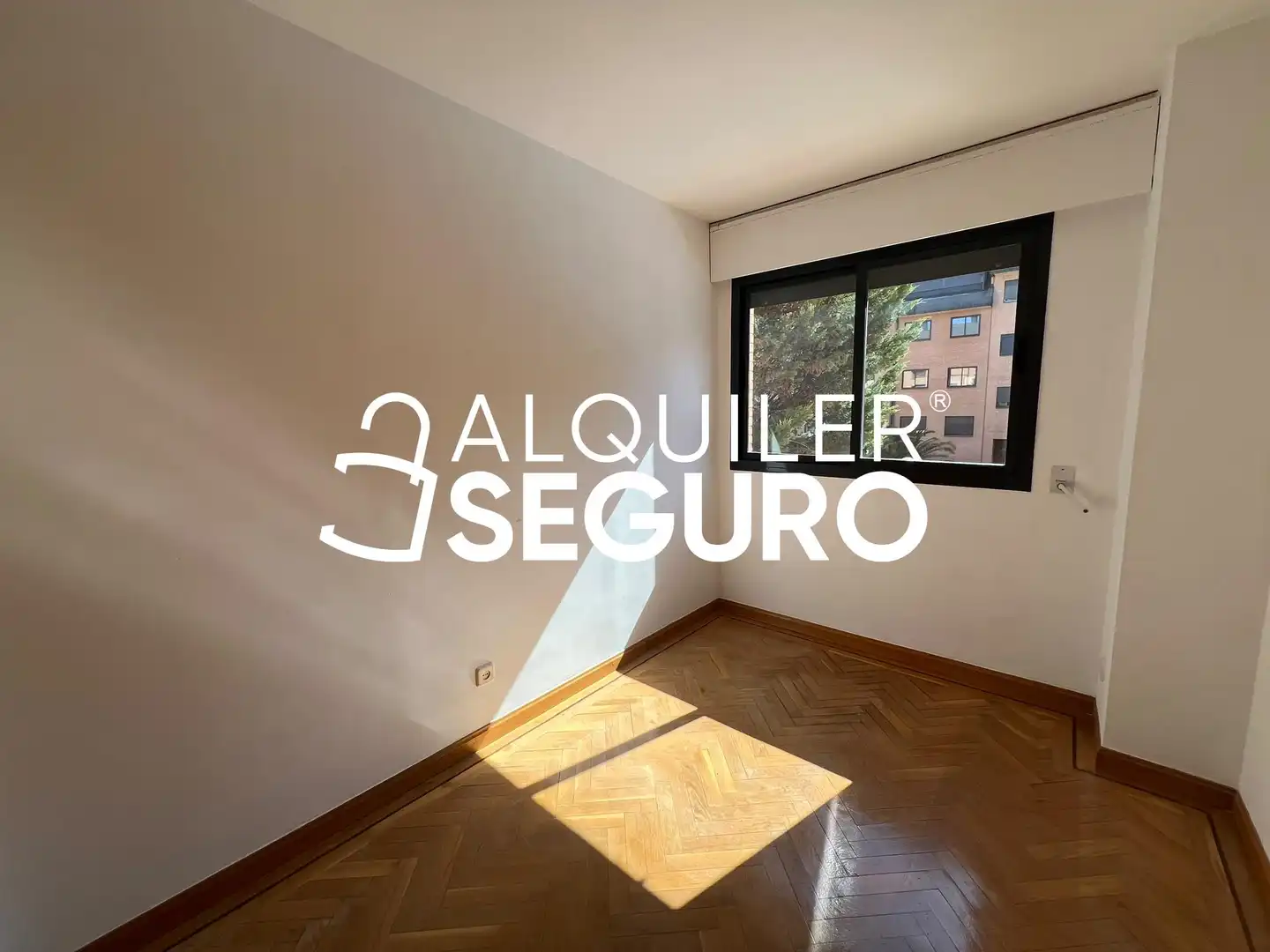 Dormitori de Pis de lloguer en Madrid amb Aire condicionat, Calefacció i Traster