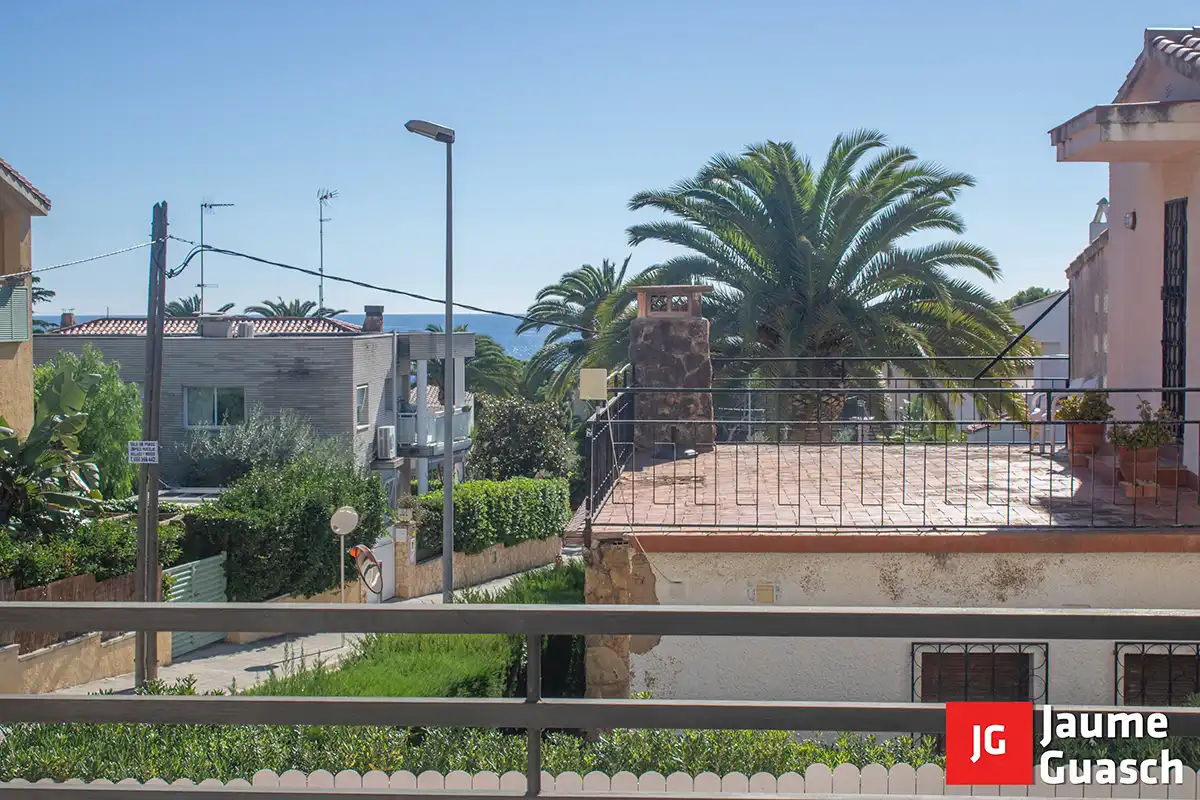 Außenansicht von Einfamilien-Reihenhaus zum Verkauf in Torredembarra mit Klimaanlage, Heizung und Privatgarten