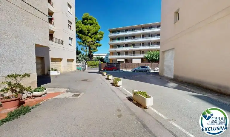 Parking de Local en venta en Roses con Amueblado
