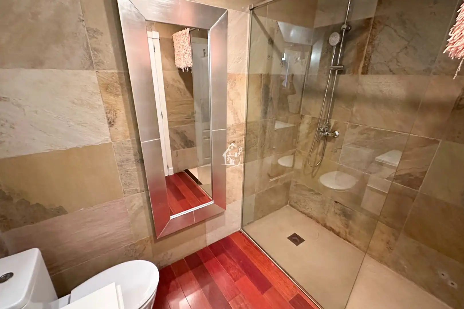 Baño de Piso de alquiler en Torrevieja con Parquet, Terraza y Piscina