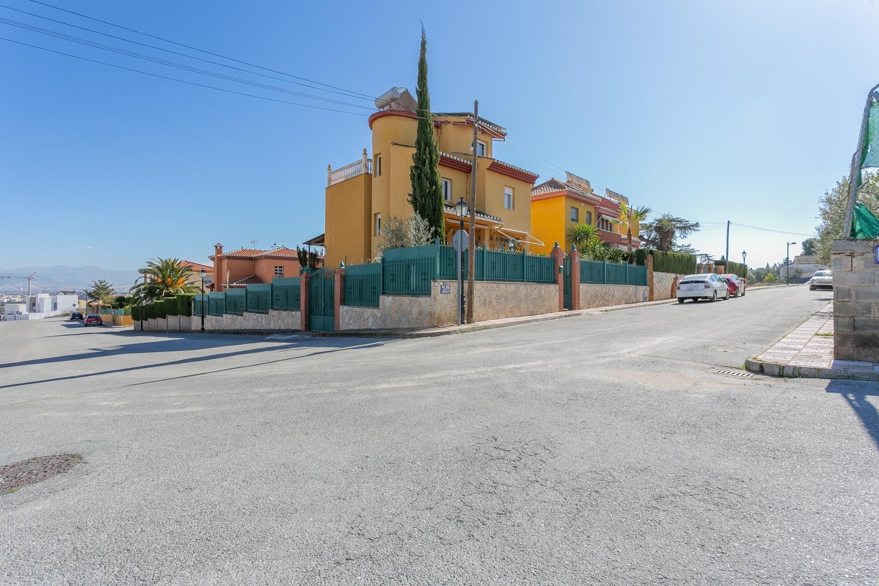 Vista exterior de Casa o xalet en venda en Cúllar Vega amb Calefacció, Jardí privat i Terrassa