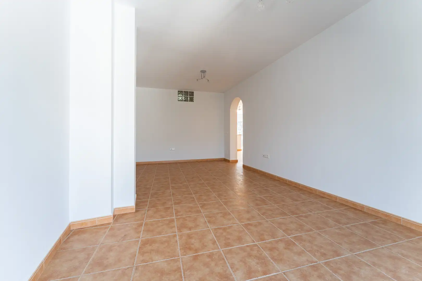 Einfamilien-Reihenhaus zum Verkauf in Sayalonga mit Terrasse und Balkon