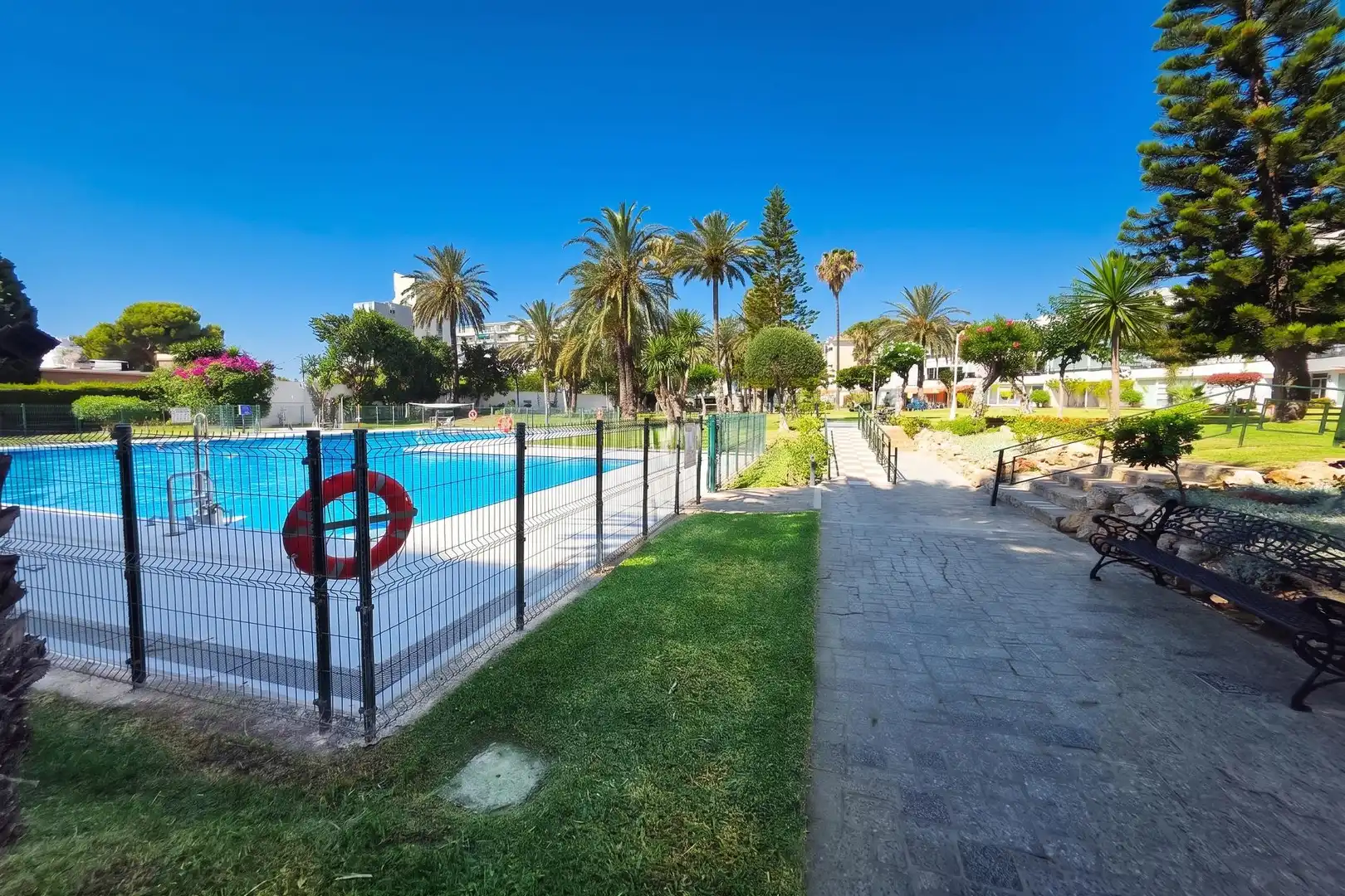 Piscina de Apartament en venda en Benalmádena amb Aire condicionat, Calefacció i Jardí privat