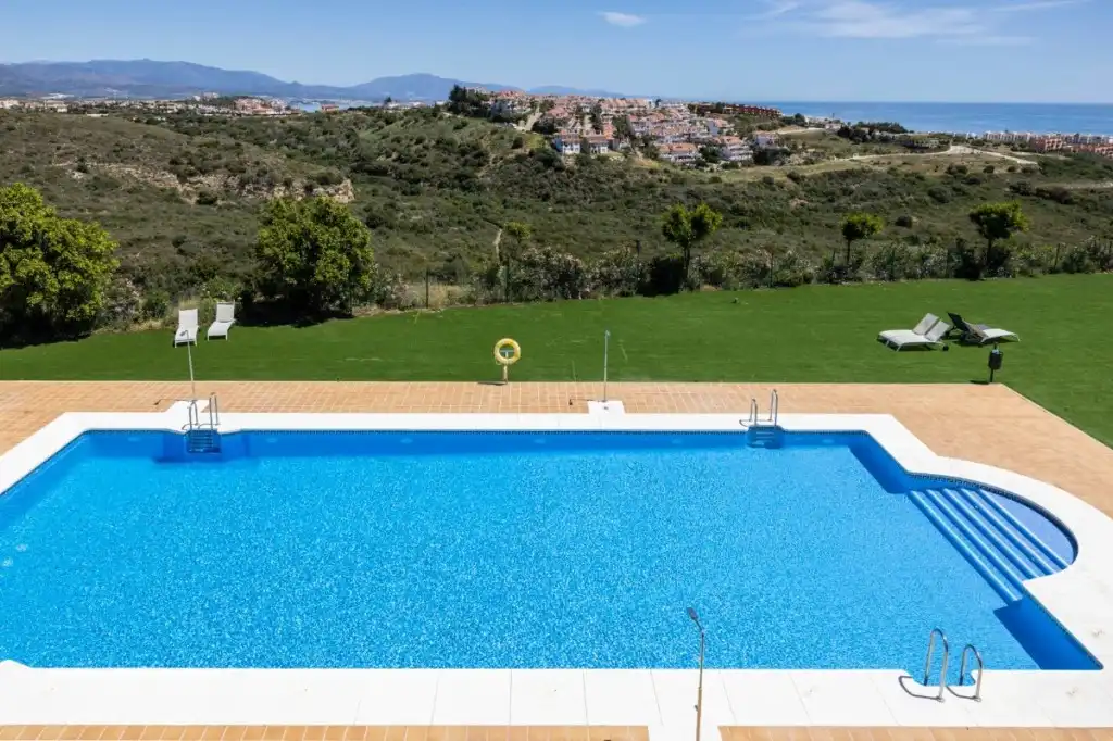Piscina de Apartament en venda en Manilva amb Aire condicionat, Jardí privat i Terrassa