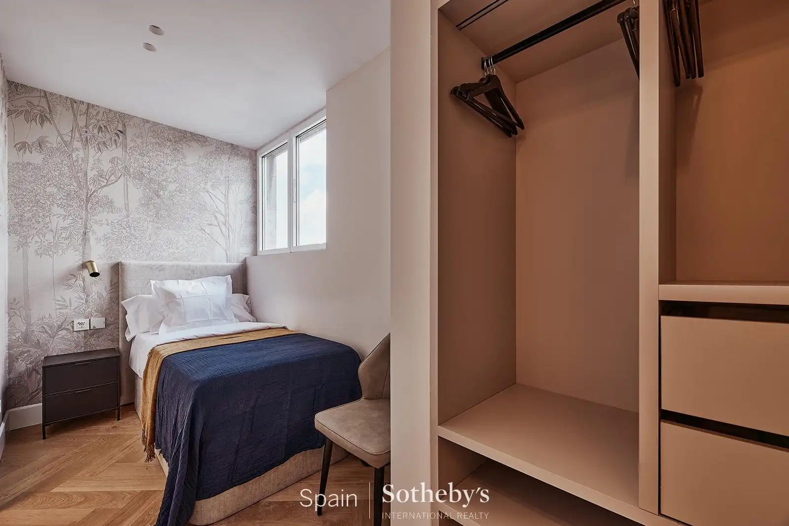 Bedroom of Apartments for sale in Madrid  with Air Conditioner, Terrace and Storage room