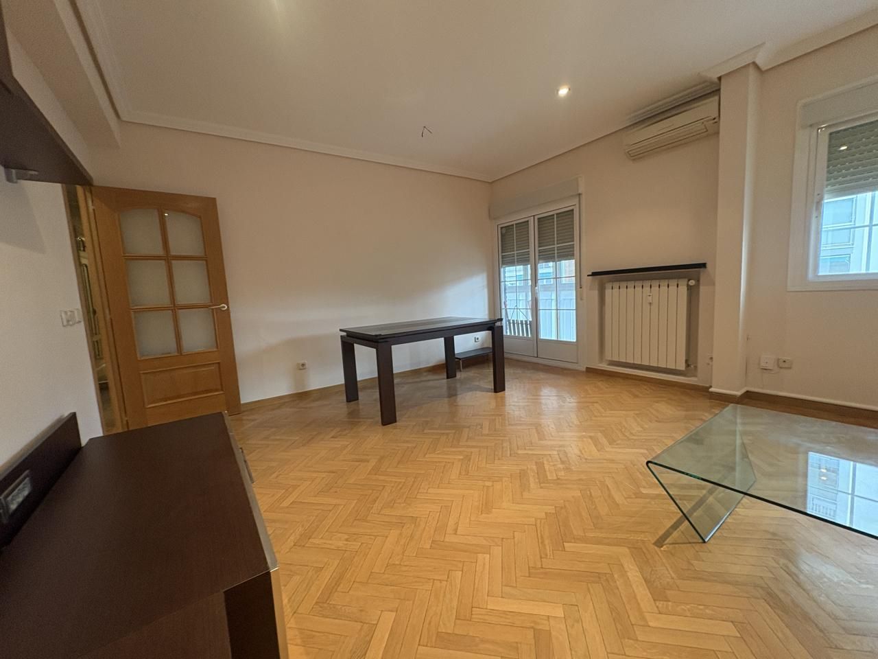Living room of Flat to rent in  Madrid Capital  with Air Conditioner, Heating and Parquet flooring