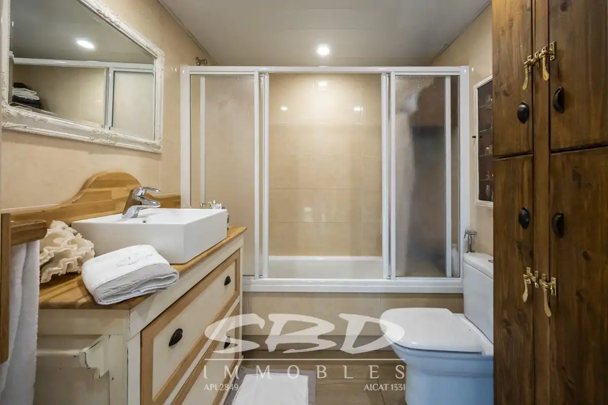 Bathroom of Duplexes for sale in Sabadell  with Air Conditioner, Heating and Parquet flooring