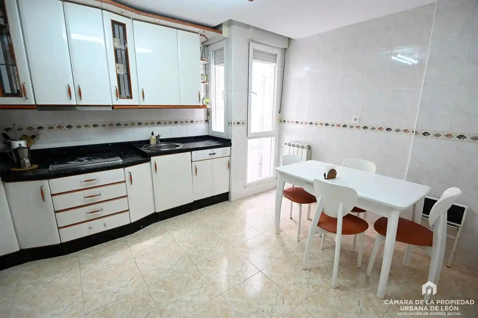 Küche von Wohnung zum Verkauf in Población de Arroyo mit Heizung, Terrasse und Abstellraum