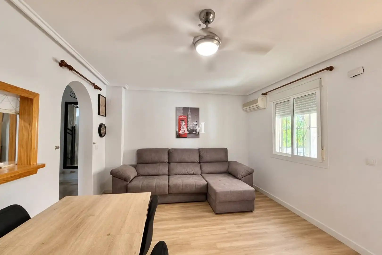 Sala d'estar de Casa adosada de lloguer en Santa Pola amb Aire condicionat, Calefacció i Jardí privat