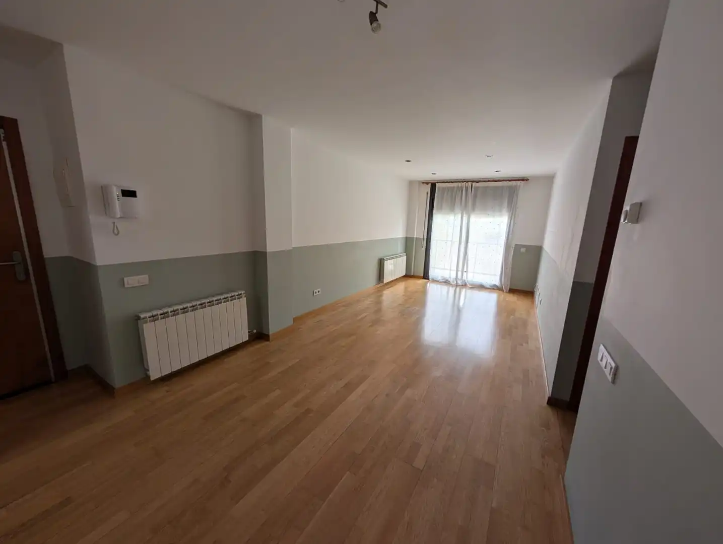 Sala de estar de Piso en venta en Vic con Calefacción, Parquet y Terraza