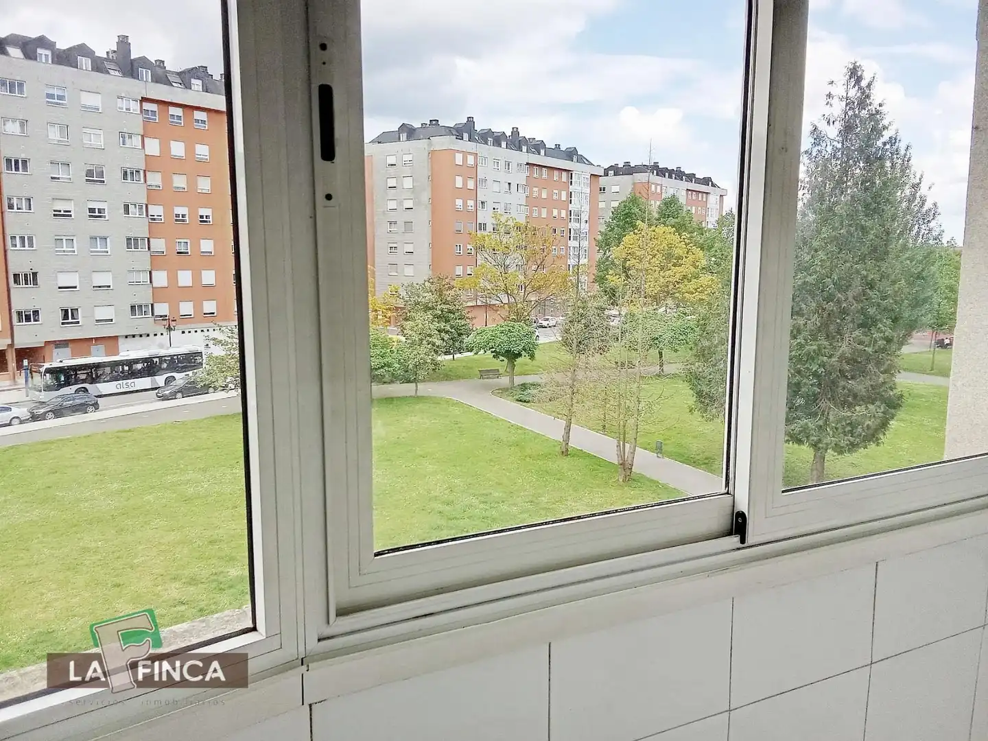 Dormitori de Pis en venda en Oviedo  amb Calefacció, Parquet i Terrassa