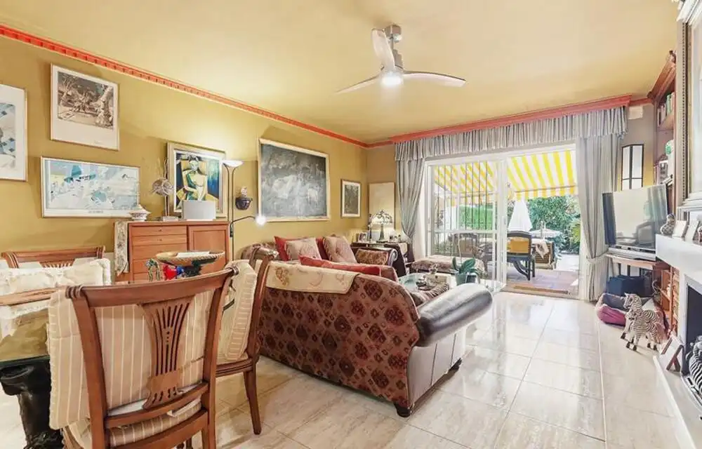 Sala d'estar de Casa adosada en venda en Benalmádena amb Aire condicionat, Jardí privat i Terrassa