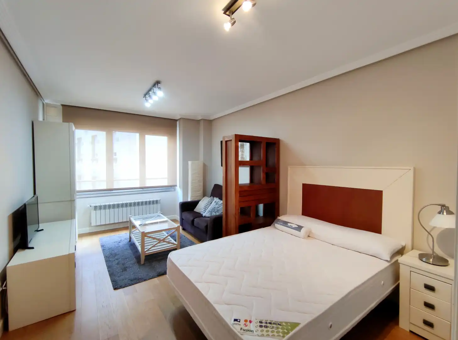 Schlafzimmer von Wohnung zur Miete in Oviedo  mit Heizung, Abstellraum und Möbliert
