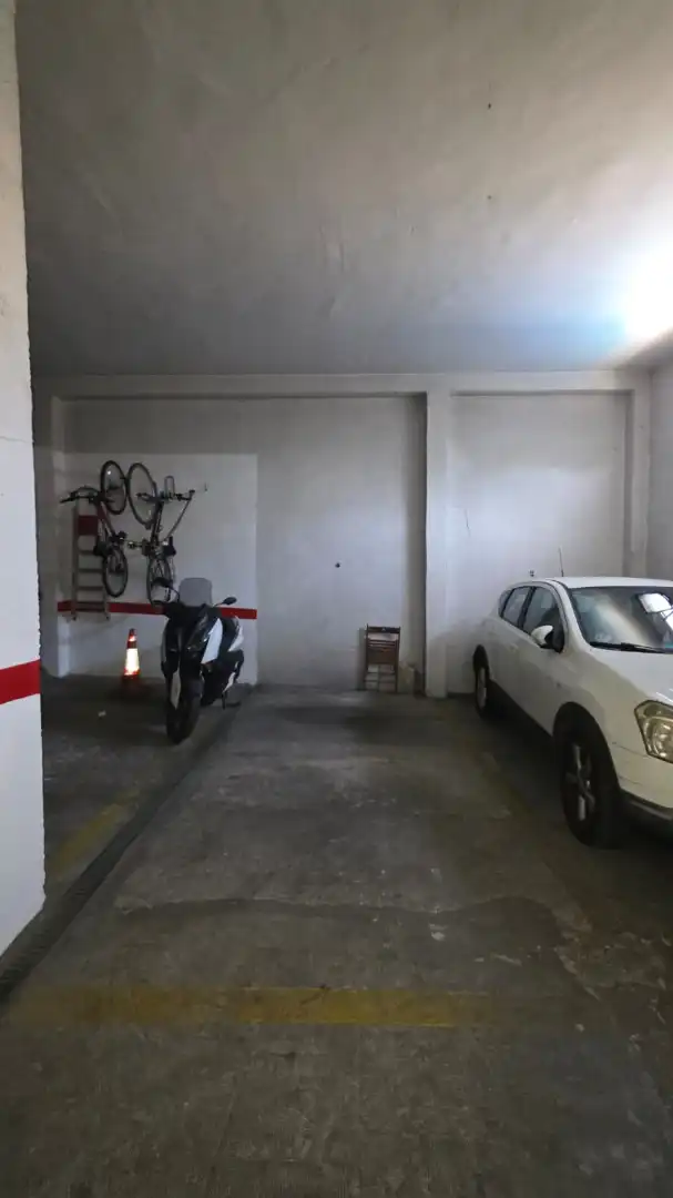 Parking de Piso en venta en Marbella con Terraza, Piscina y Horno