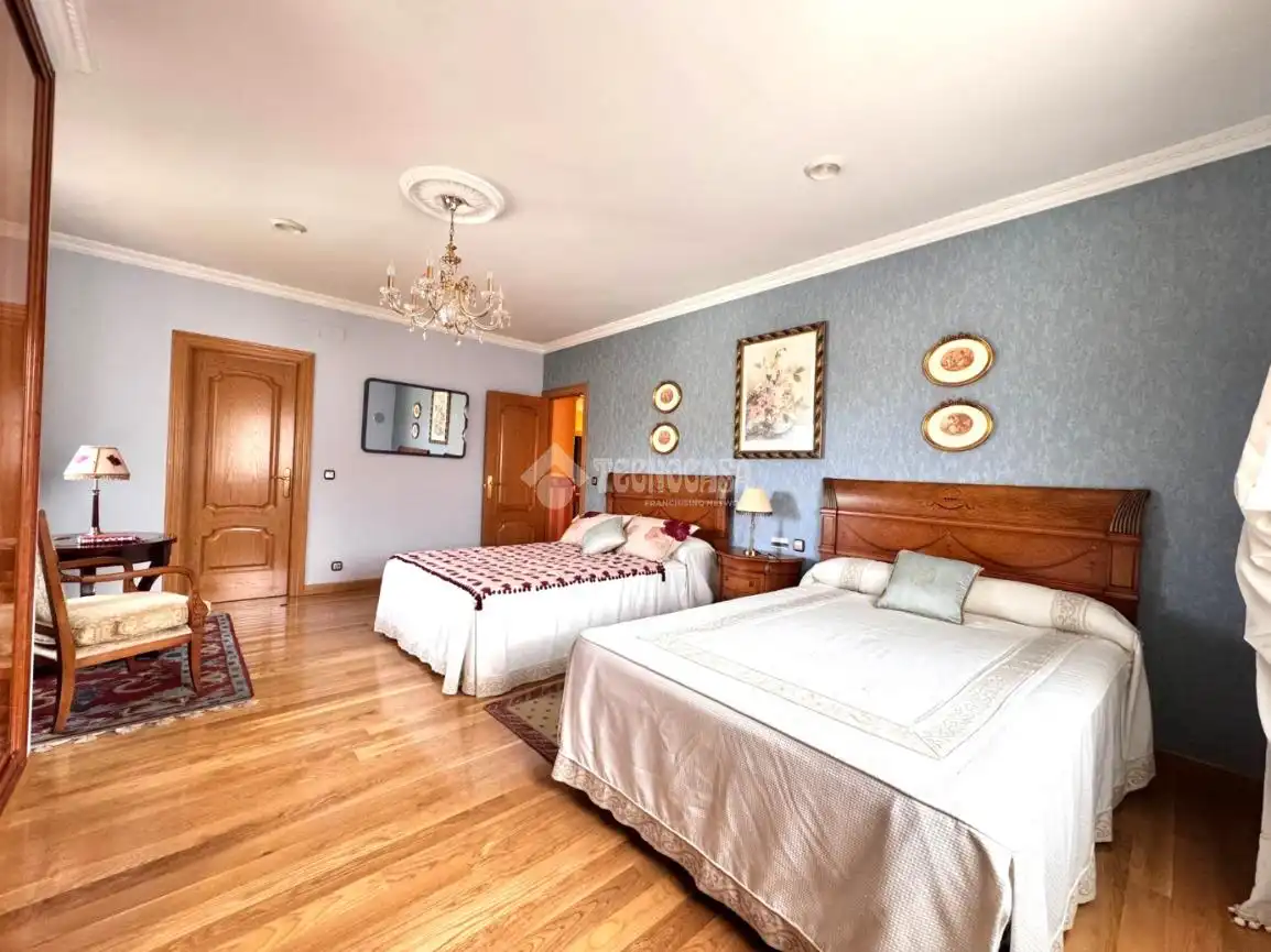 Bedroom of Houses for sale in Valladolid  with Air Conditioner, Parquet flooring and Furnished