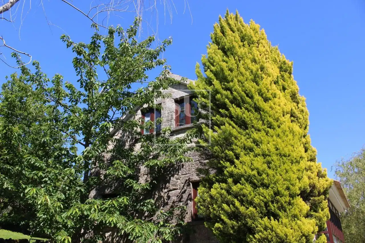 Außenansicht von Country house zum Verkauf in A Lama   mit Privatgarten