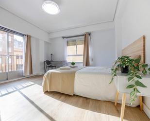 Dormitori de Apartament per a compartir en  Valencia Capital amb Balcó