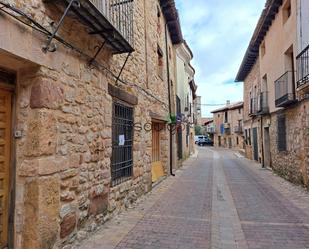 Vista exterior de Casa o xalet en venda en Atienza amb Jardí privat, Terrassa i Traster