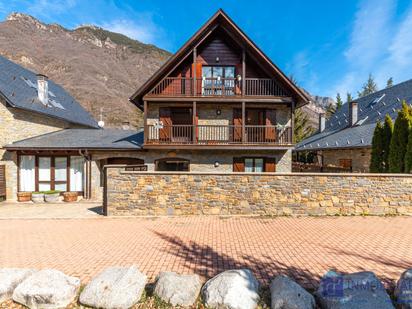 Vista exterior de Casa o xalet en venda en Benasque amb Terrassa i Balcó