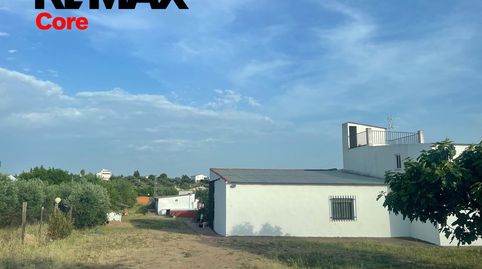 Excepcional Parcela con Casa y Naves a Solo 3 Minutos de Mérida