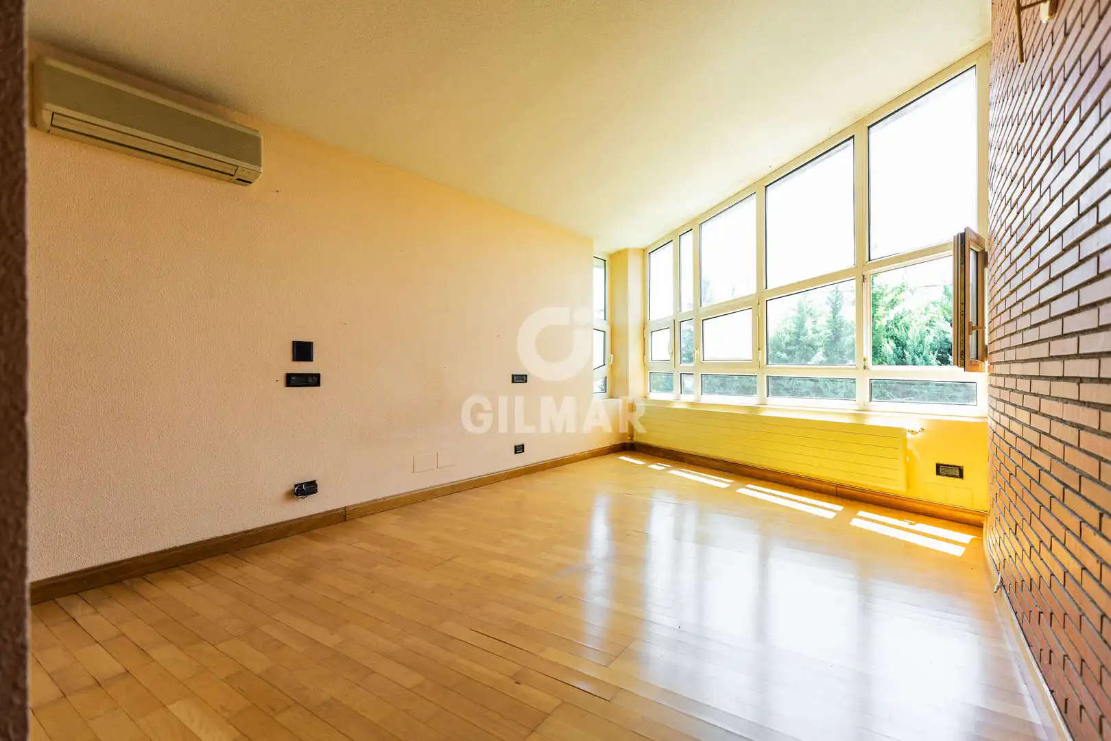 Sala d'estar de Casa o xalet en venda en Hoyo de Manzanares amb Calefacció, Jardí privat i Piscina