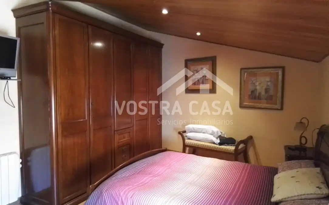 Detached homes for sale in Requena  with Air Conditioner, Heating and Alarm