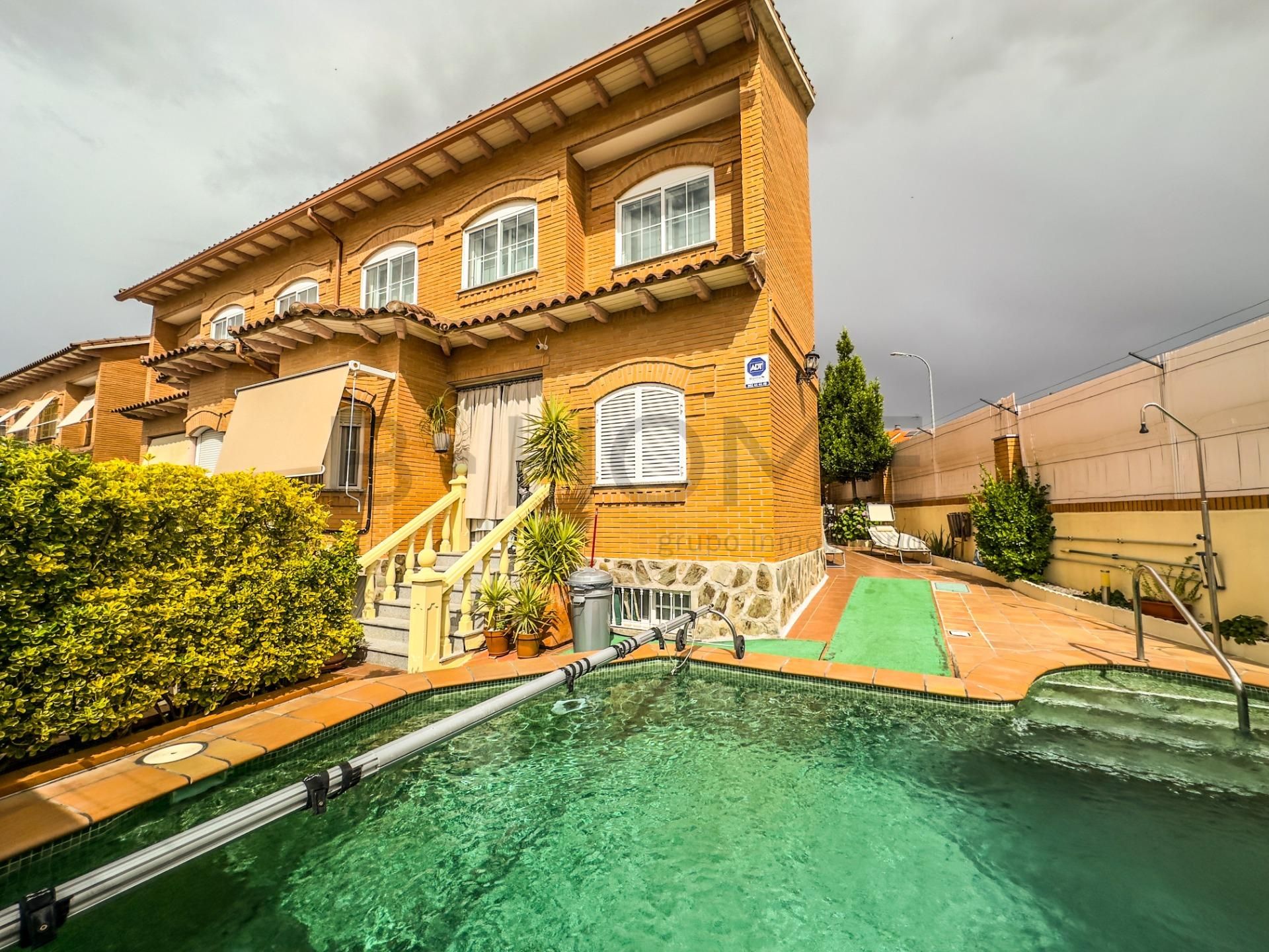 Exterior view of Single-family semi-detached for sale in Navalcarnero  with Air Conditioner
