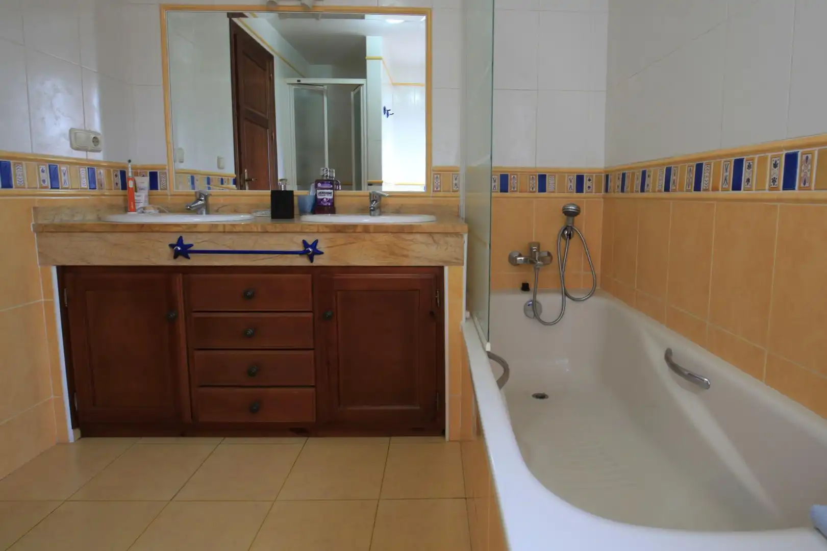 Bany de Casa o xalet en venda en Marbella amb Aire condicionat, Calefacció i Jardí privat