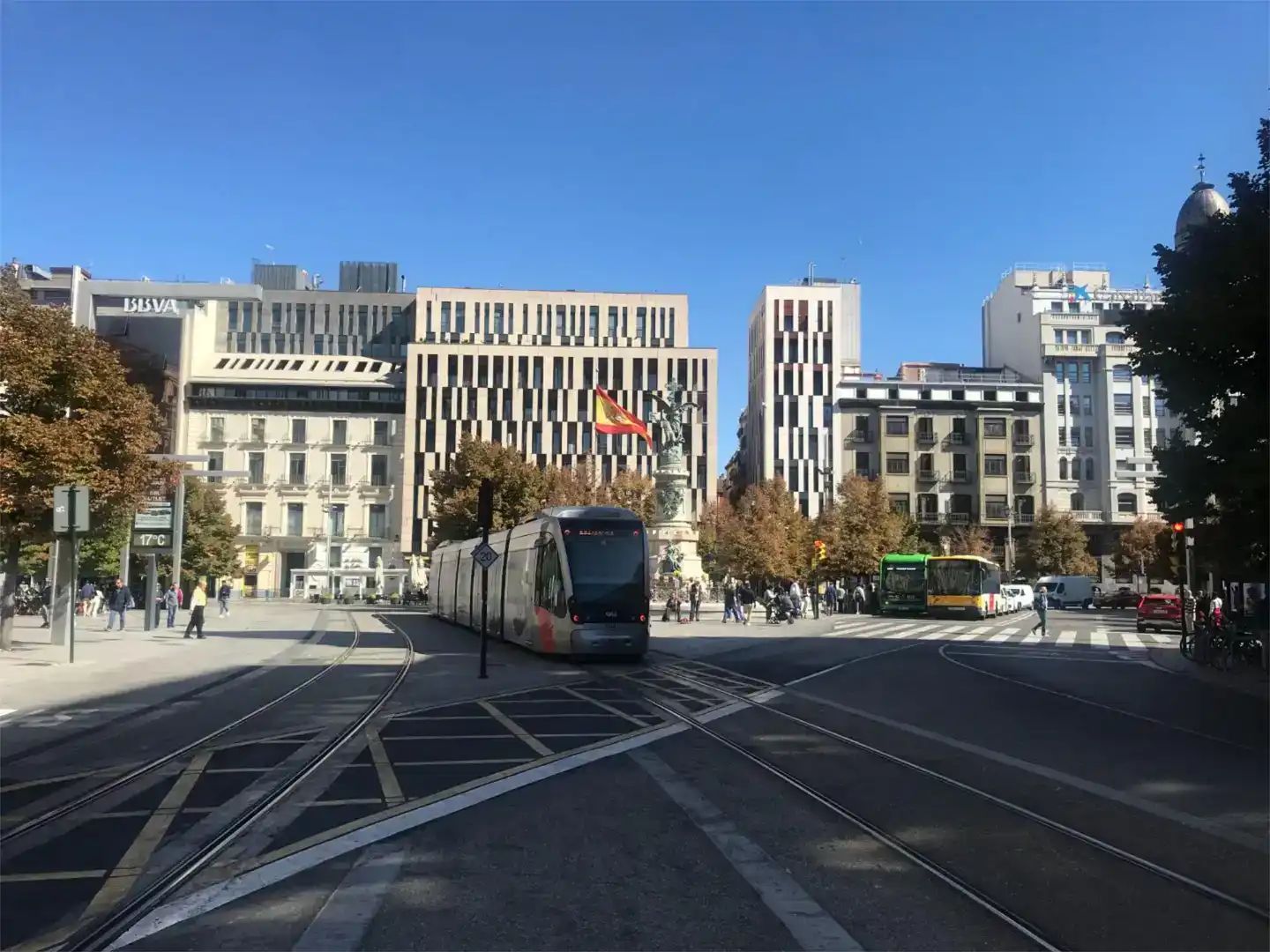 Außenansicht von Wohnung zum Verkauf in  Zaragoza Capital mit Klimaanlage und Balkon