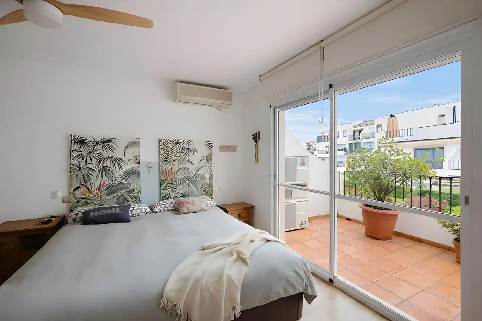 Dormitori de Casa adosada en venda en Estepona amb Aire condicionat, Jardí privat i Terrassa