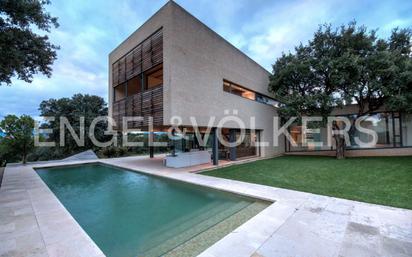 Vista exterior de Casa o xalet en venda en Peralada amb Aire condicionat, Calefacció i Jardí privat