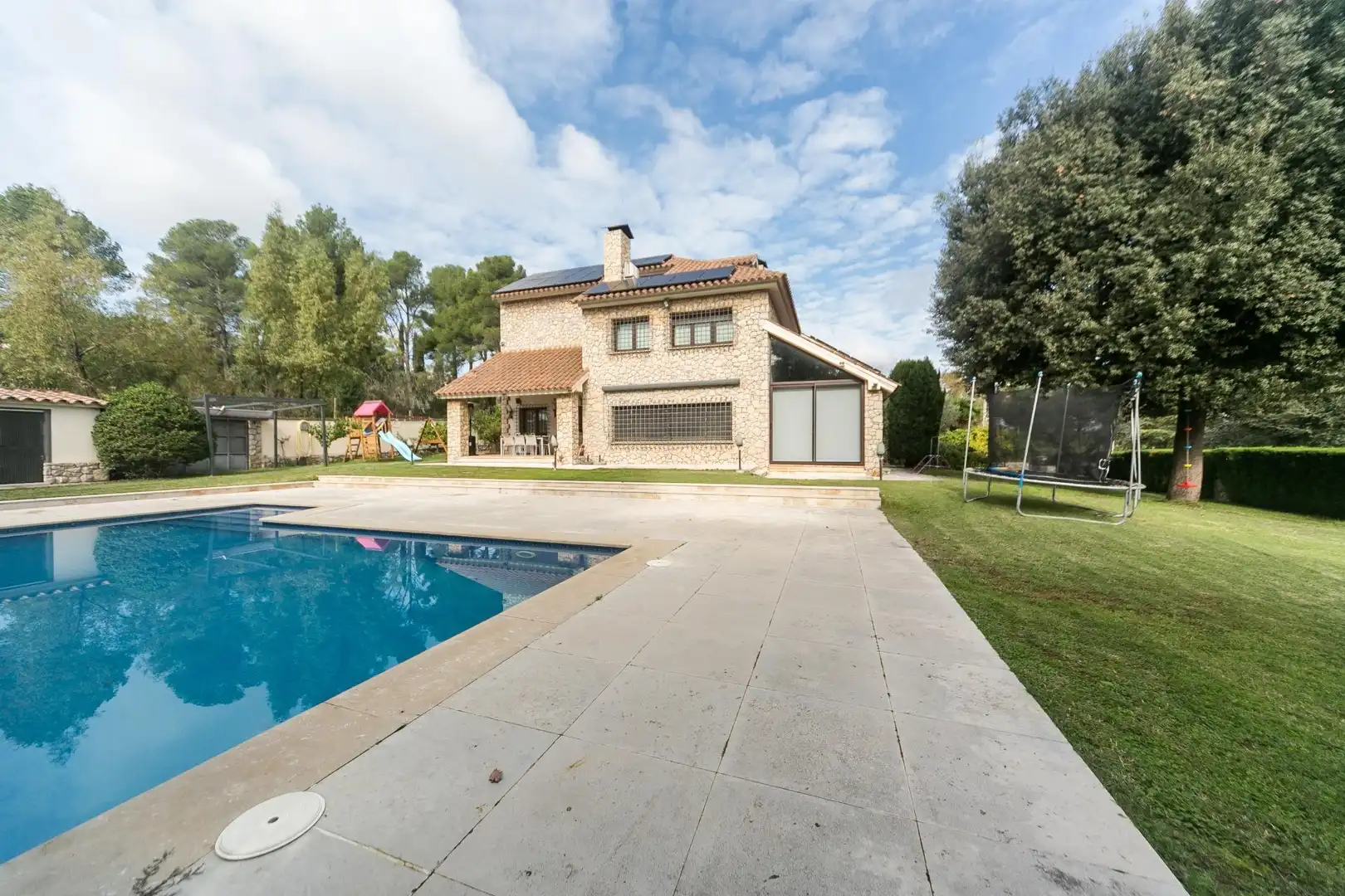 Casa con piscina in vendita a Pallejà