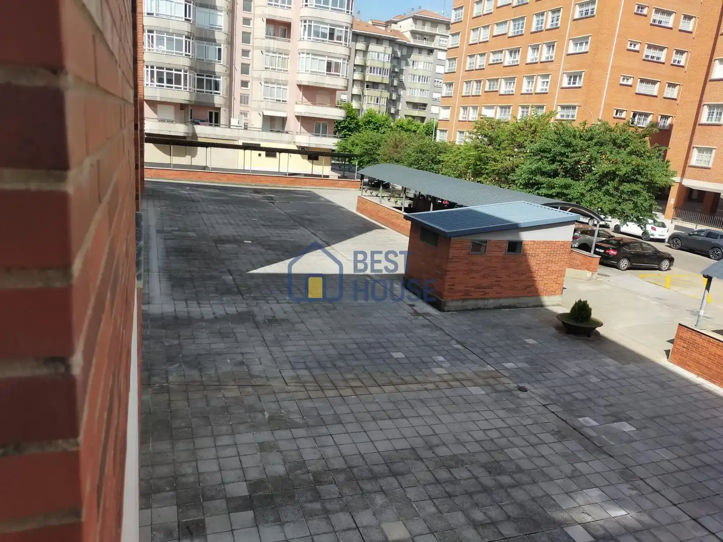Parkplatz von Wohnung zum Verkauf in León Capital  mit Heizung, Privatgarten und Abstellraum