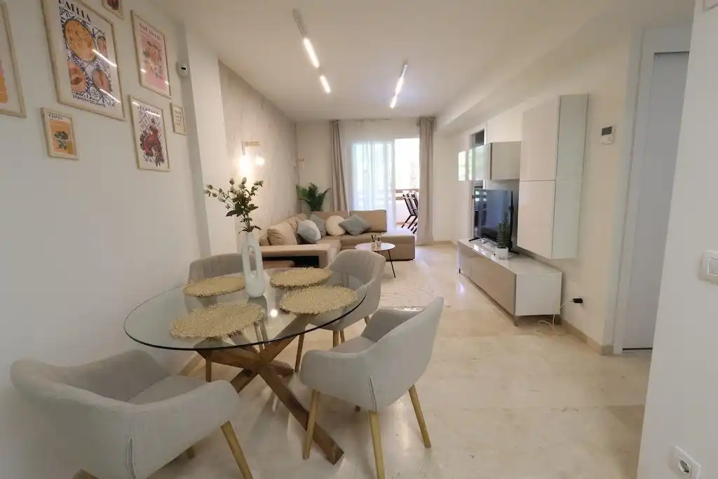 Sala de estar de Apartamento de alquiler en Torrevieja con Aire acondicionado, Calefacción y Jardín privado
