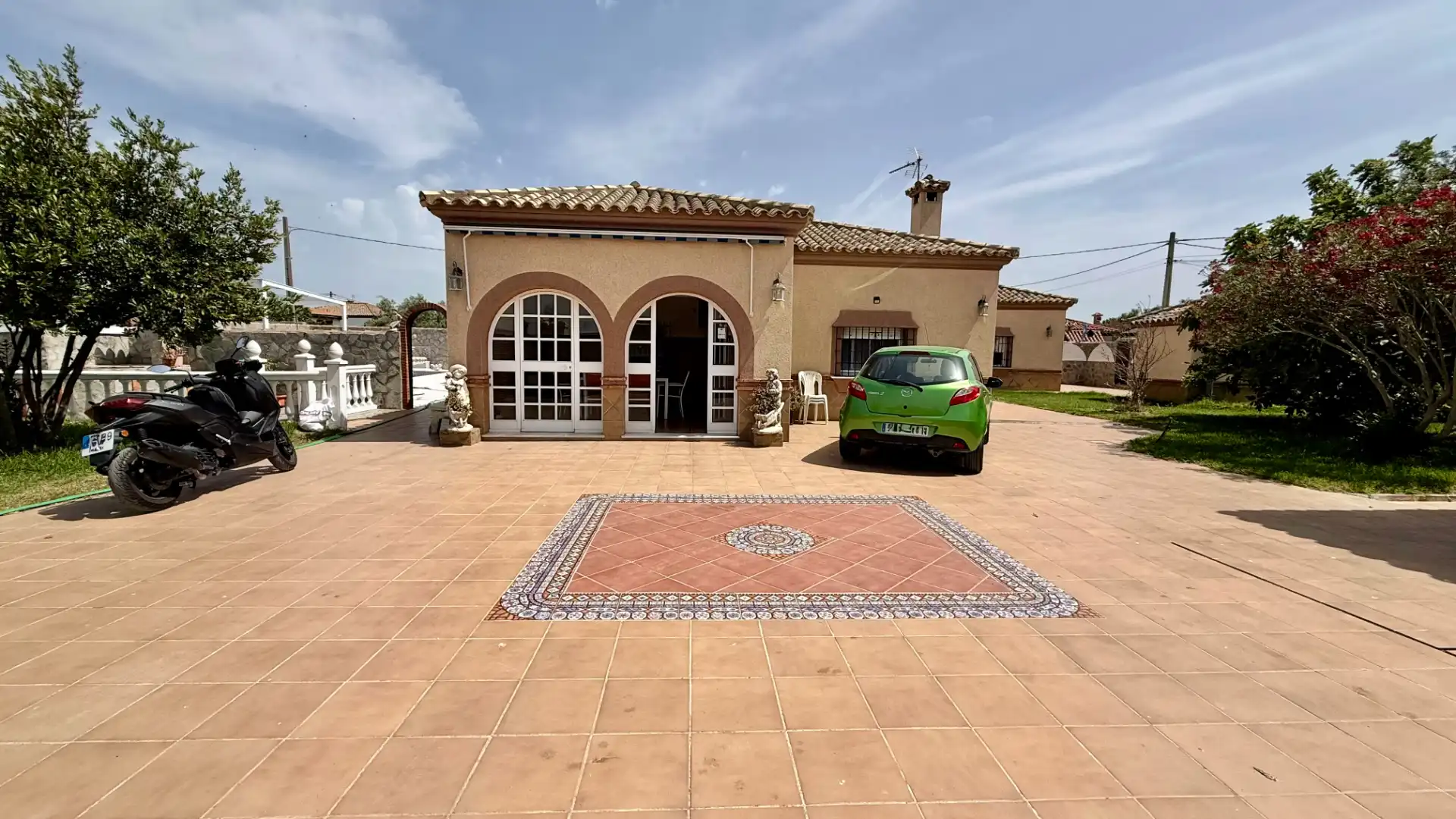 Vista exterior de Casa o chalet en venta en Chiclana de la Frontera con Aire acondicionado, Calefacción y Jardín privado