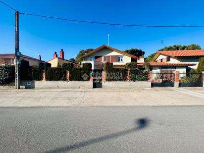 Exterior view of Single-family semi-detached for sale in Tudela de Duero